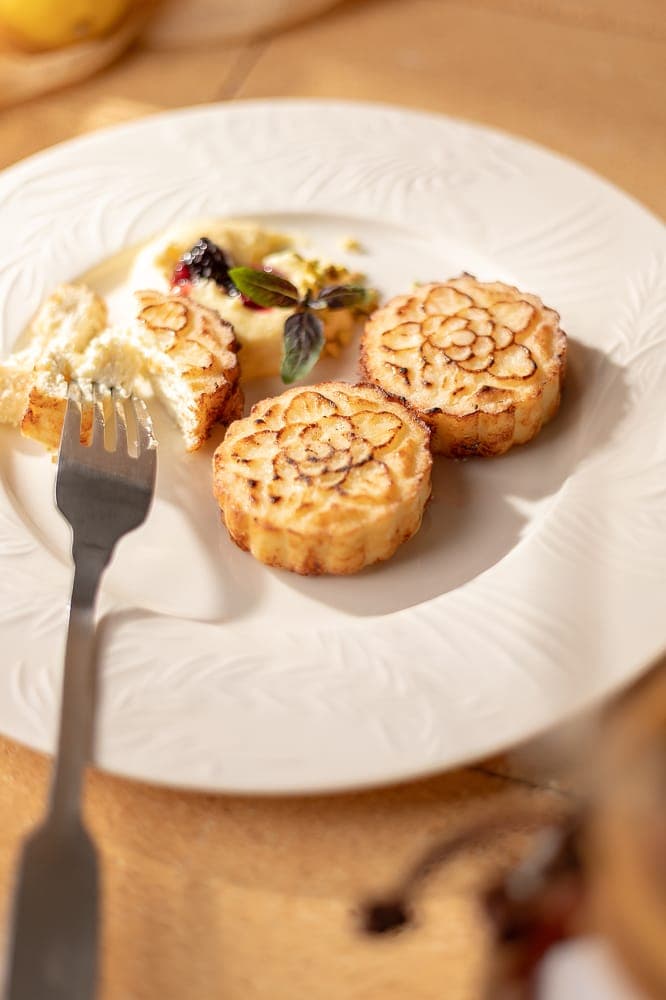 Ванильные сырники со сметаной, клубничным джемом и фисташкой